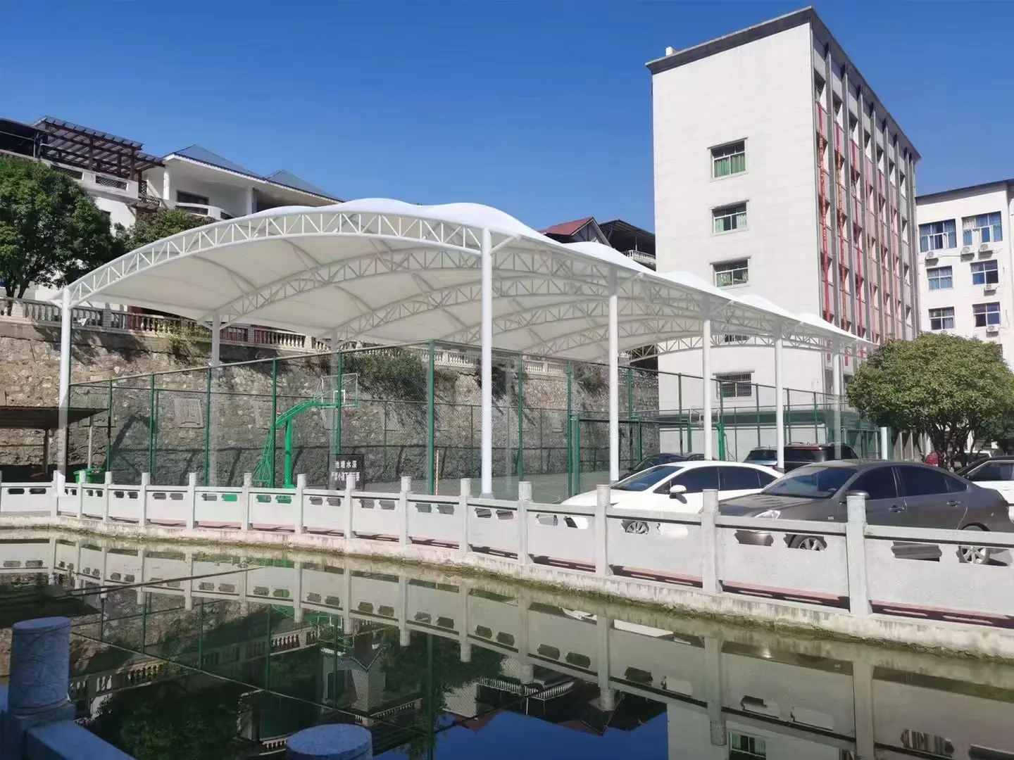贵州七星关园区停车棚总在漏水生锈?源头膜结构厂家:按本地气候选材,避开三大坑